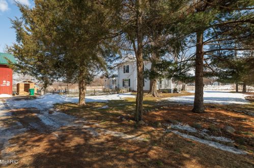 1104 Hoffman St, Three Rivers MI 49093-1017 exterior