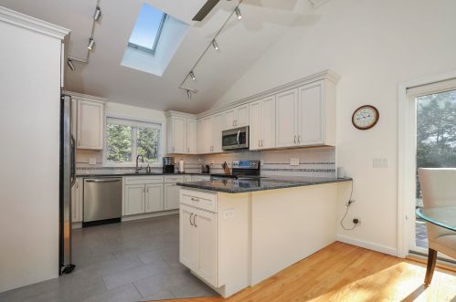 375 Hatch Rd, Eastham MA 02642-1847 exterior