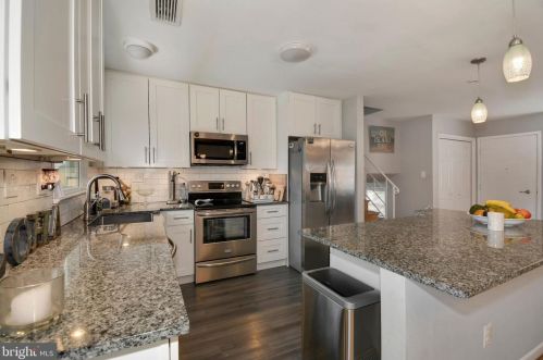 8901 Vly Frg Dr, Alexandria VA exterior