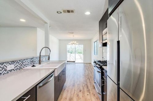 5315 Downs Dr, Austin TX 78721-2205 exterior