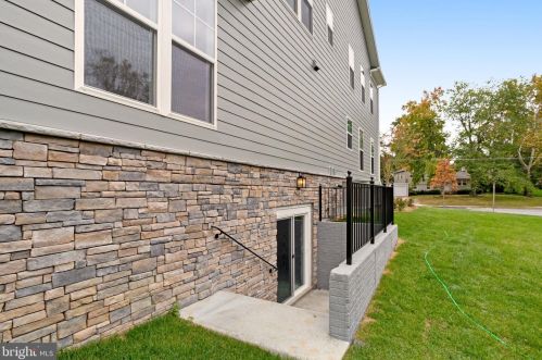 920 Darton Dr, Alexandria VA 22308-2021 exterior