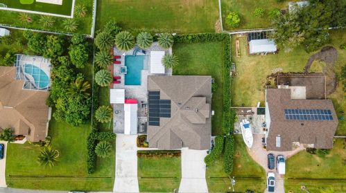 105 Hawthorne Cir, Fort Pierce, FL 34953-3522