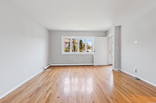 34 Guilford Park Dr, Babylon NY 11704-7928 exterior