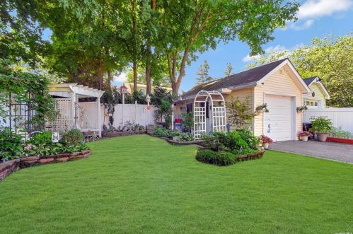 29 Vondran St, Huntington Station NY 11746-2548 exterior