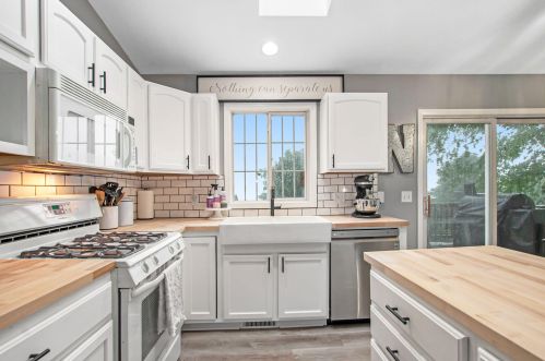 340 Riverwood Dr, Middlevle MI  49333-9092 exterior