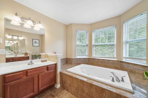 27 Cornwall Ln, Middletown NY 10940-5077 exterior