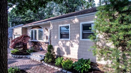 400 Oakwood Rd, Huntington Station, NY 11746-7215