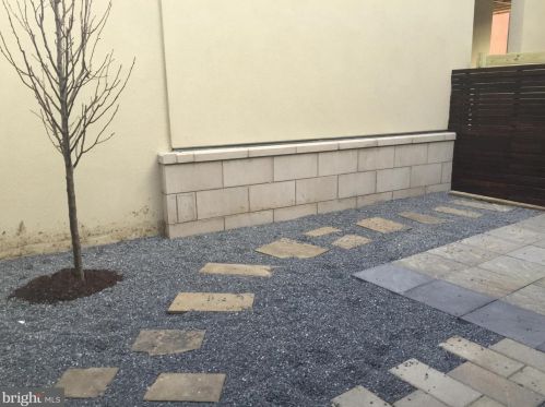 405 Fairmount Ave, Philadelphia PA 19123-2809 exterior