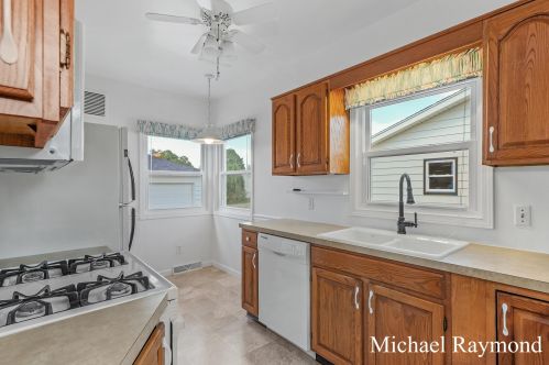 941 Fairfield Ave, Grand Rapids MI 49504-3745 exterior