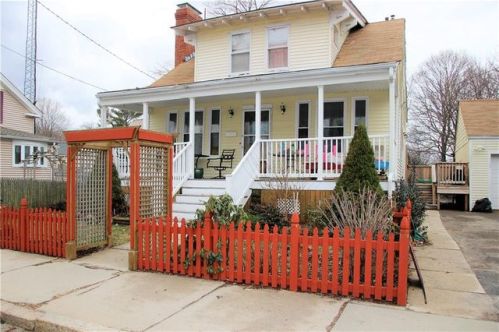 95 Un St, Woonsocket RI  02895-5336 exterior