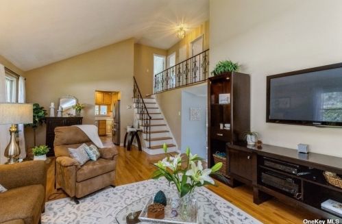 16 Dovecote Ln, Commack NY 11725-2707 exterior