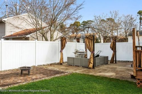 19 Sherwood Ln, Old Bridge NJ 08857-1634 exterior