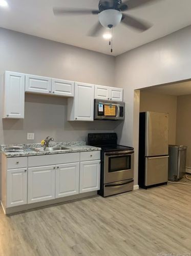 121 Barber St, Windsor CT  06095-4416 exterior