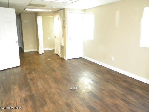 1376 Airport Rd, Meskegon MI 49444-4214 exterior