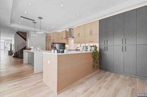 24 Casta Ln, Edgewater NJ 07020-1504 exterior