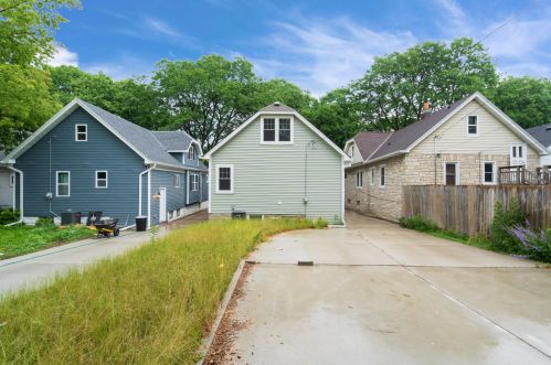 1321 57, Milwaukee WI 53214-3429 exterior