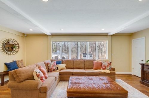 105 Hillside Rd, North Andover MA 01845-5316 exterior