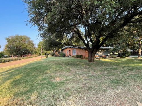 1204 Custer St, Seymour TX 76380-4008 exterior