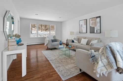 30 Woodcrest Dr, Armonk NY 10504-2904 exterior