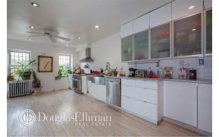 526 Carlton Ave, Brooklyn NY  11238-3003 exterior