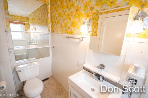 816 Spring St, Sylvan Beach MI 49461-1071 exterior