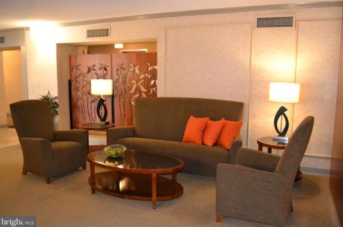 5904 Mount Eagle Dr, Alexandria VA 22303-2534 exterior