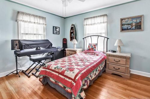 18 Paugassett Rd, Derby CT 06418-2047 exterior