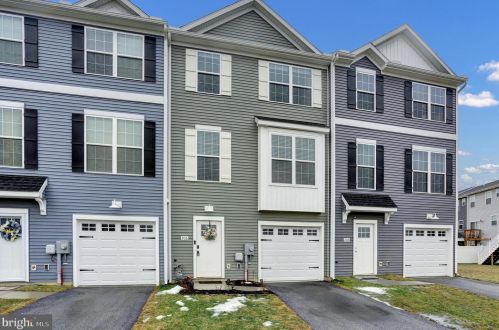 206 Overlook Dr, Hanover, PA 17331-9136