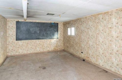 131 Gordon Rd, Valley Stream NY 11581-2108 exterior