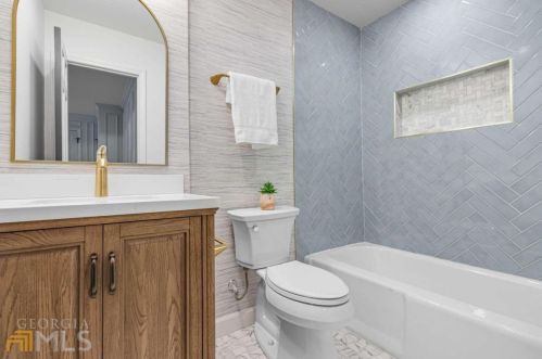 6160 Heards Creek Dr, Atlanta GA  30328-3635 exterior