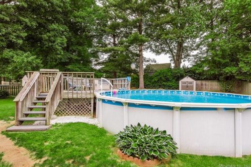 13 Tanglewood Ave, Enfield CT 06082-2621 exterior