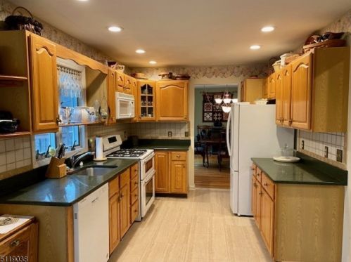 12 Oakwood Trl, Kinnelon NJ 07405-3115 exterior