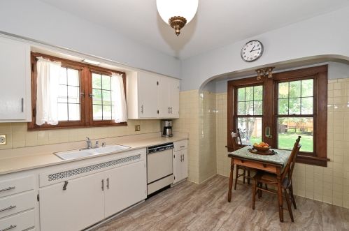 5040 Shoreland Ave, Milwaukee WI  53217-5539 exterior