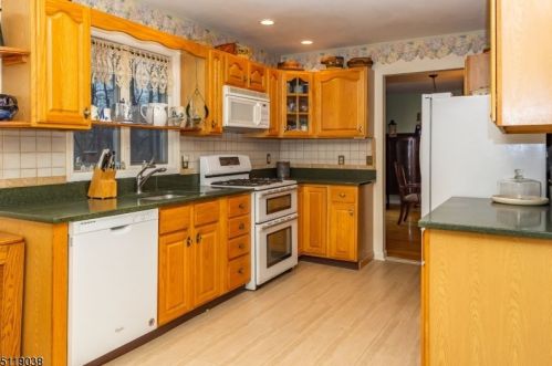 12 Oakwood Trl, Kinnelon NJ 07405-3115 exterior