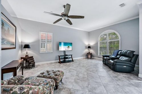 7571 Berkshire Pne Dr, Naples FL 34104-9445 exterior