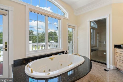 12705 Greenbriar Rd, Rockville MD 20854-6324 exterior