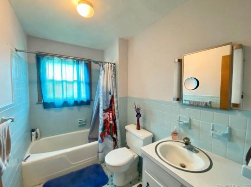 3 Oliver Rd, Enfield CT 06082-5512 exterior