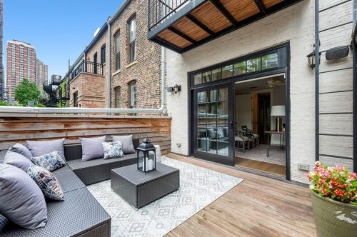 61 Elm St, Chicago IL 60610-2434 exterior