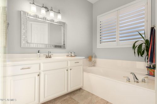 23002 52nd St, Phoenix AZ 85018-4402 exterior