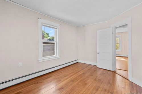 46 Glenwood St, Manchester CT  06040-6142 exterior