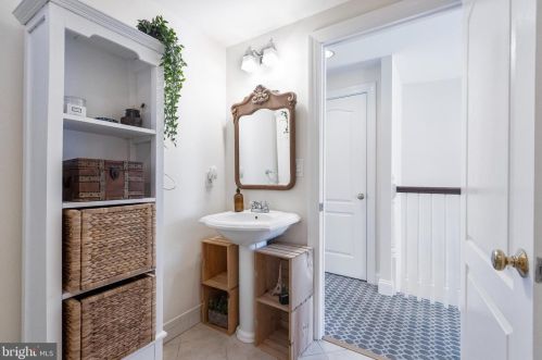 1915 Carpenter St, Philadelphia PA 19146-2615 exterior