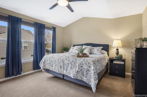 823 Cyn Crk Dr, Holly MI 48442-1560 exterior