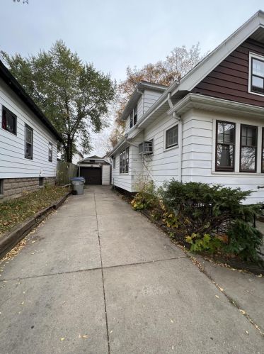 2563 54th St, Milwaukee, WI 53210-2740