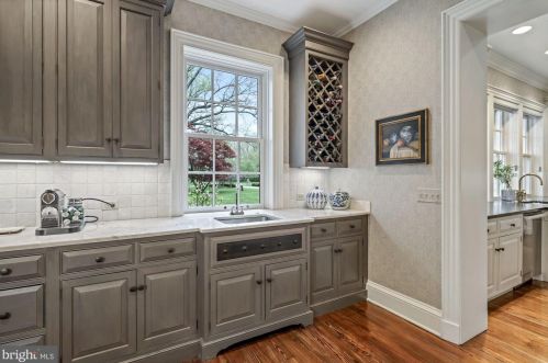 9000 Congressional Pkwy, Rockville MD  20854-4610 exterior