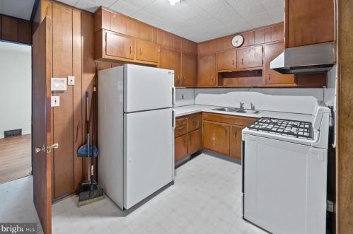 5 Fogarty Dr, Trenton NJ 08619-4320 exterior