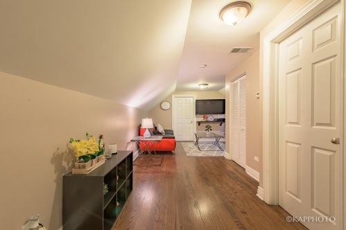 5451 Schubert Ave, Chicago IL 60614-1247 exterior