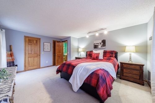 201 Winterset Dr, Springfield MA 01129-1850 exterior