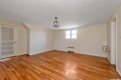 1081 Chestnut St, Valley Stream NY  11580-2157 exterior