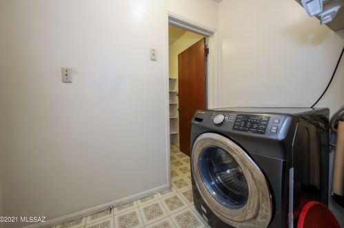 1232 Swan Rd, Tucson AZ 85718-6710 exterior