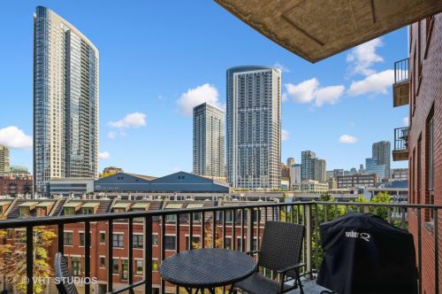 400 Clinton St, Chicago IL 60607-3803 exterior